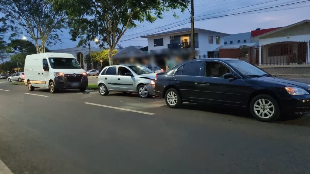Três veículos colidem na Av. Rocha Pombo em Cascavel