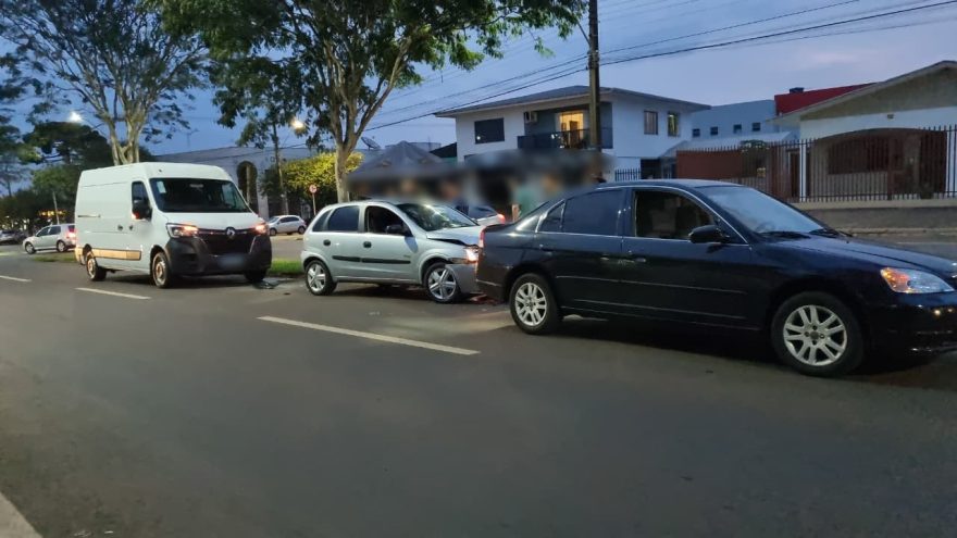 Três veículos colidem na Av. Rocha Pombo em Cascavel