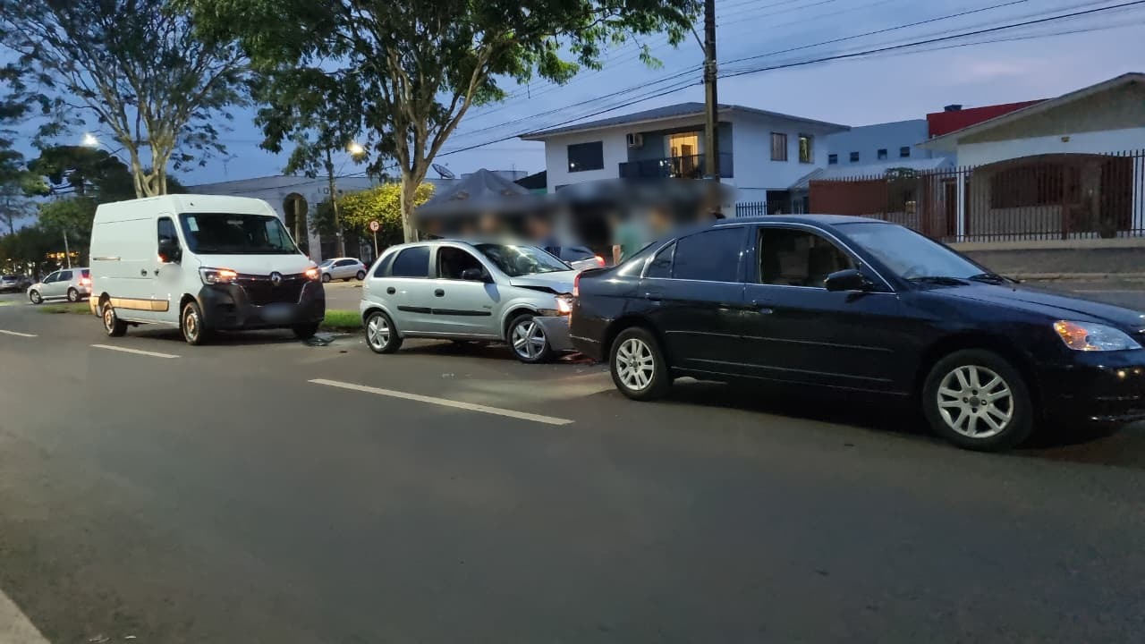 Três veículos colidem na Av. Rocha Pombo em Cascavel