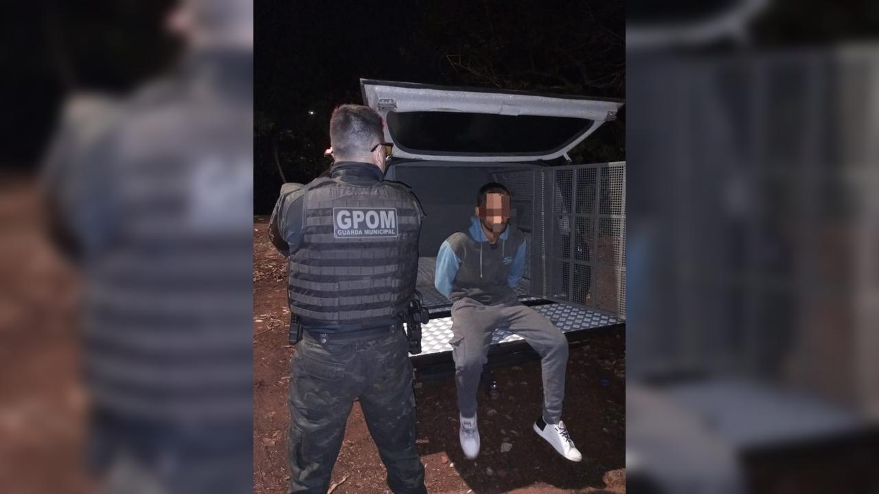 Foragido que responde por roubo é detido pela GPOM no Bairro Santo Onofre Foragido que responde por roubo é detido pela GPOM no Bairro Santo Onofre