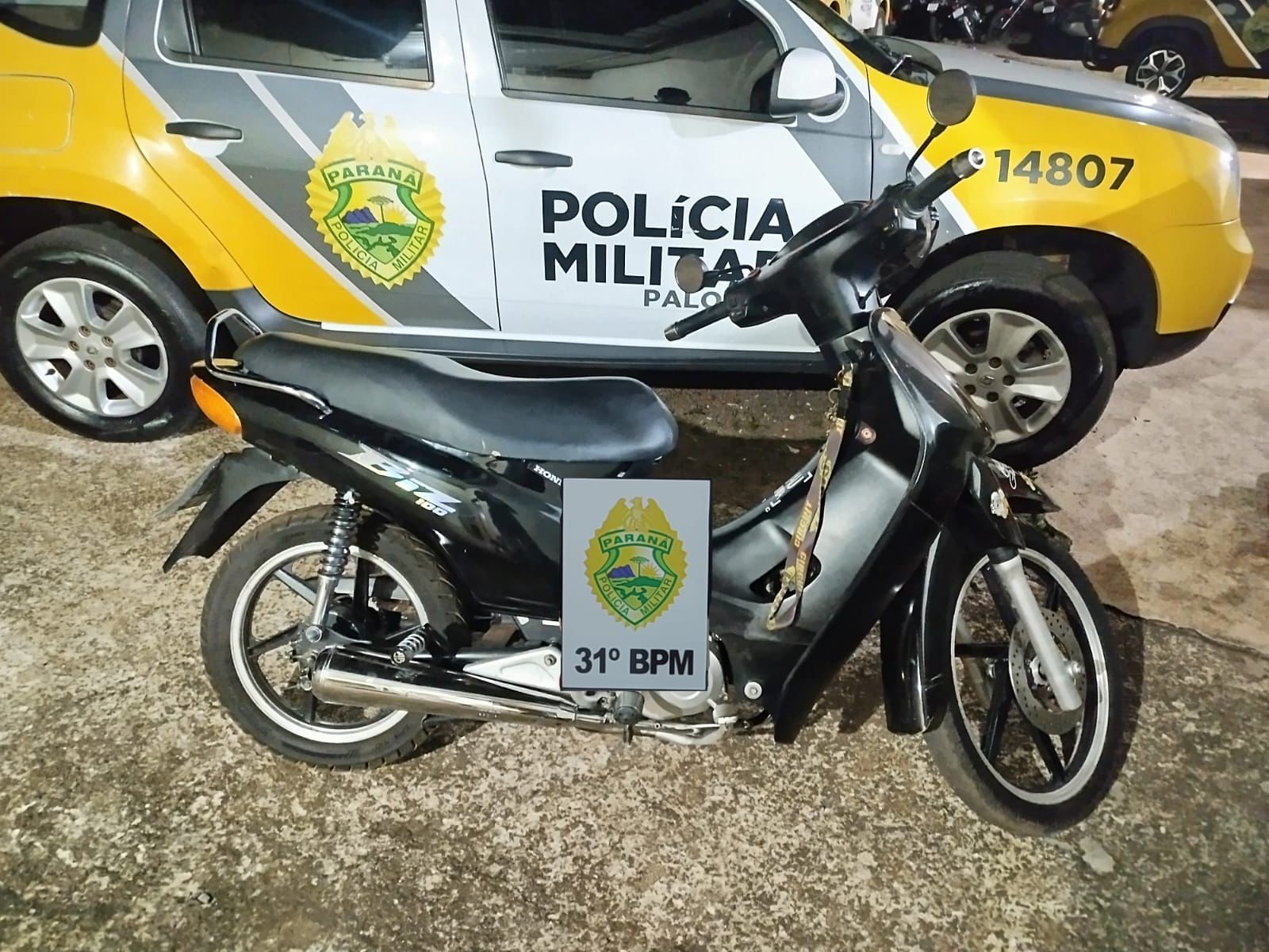 Rapaz tem moto apreendida após ser flagrado empinando na frente da PM em Terra Roxa Rapaz tem moto apreendida após ser flagrado empinando na frente da PM em Terra Roxa