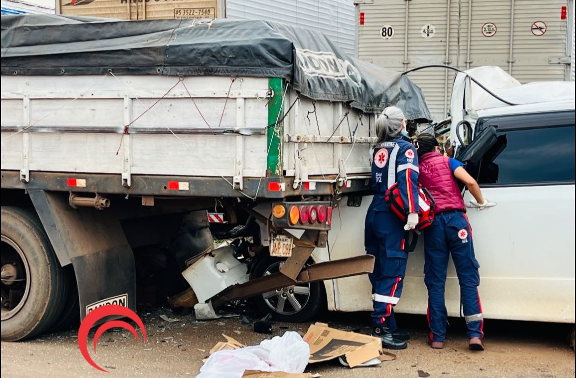 Mulher sofre traumatismo após van colidir na traseira de carreta estacionada em Foz do Iguaçu Mulher sofre traumatismo após van colidir na traseira de carreta estacionada em Foz do Iguaçu