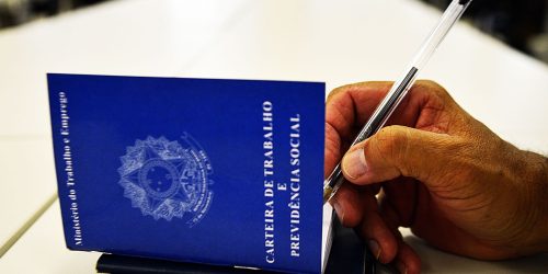 Desemprego recua para 5,6%, a menor taxa desde 2012, mostra IBGE Imagem referente a Desemprego recua para 5,6%, a menor taxa desde 2012, mostra IBGE