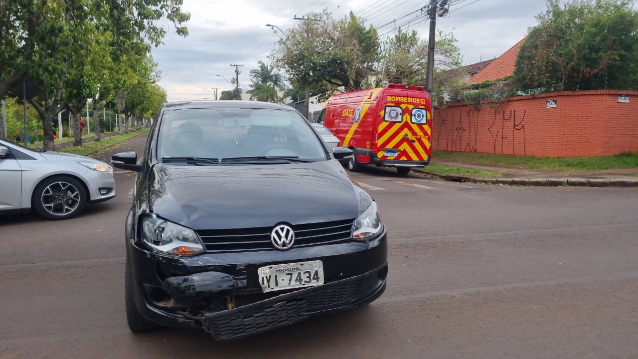 Garupa de moto fica ferida após colisão com carro no Bairro Neva Garupa de moto fica ferida após colisão com carro no Bairro Neva