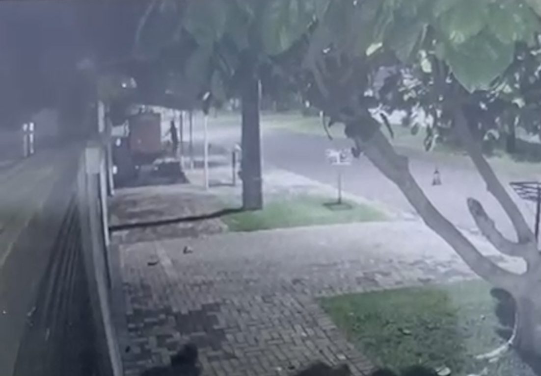 Ladrão invade casa, leva bike, TV e roupas no Santa Cruz; Câmera registra crime Ladrão invade casa, leva bike, TV e roupas no Santa Cruz; Câmera registra crime