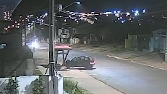 Câmera flagra Uno furtado batendo em abrigo de ônibus e dupla abandonando veículo em Cascavel