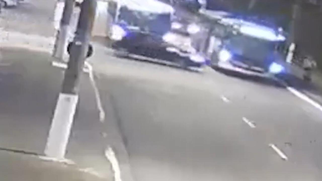 Imagens chocantes mostram ex-delegado fugindo antes de ser executado em Praia Grande (SP)