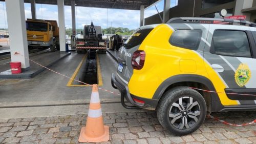 Frentista morre na hora ao ter cabeça esmagada por basculante de caminhão