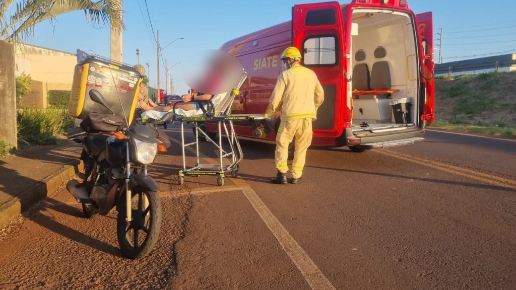 Mãe e filha ficam feridas após carro bater em moto elétrica na marginal PRc-467, em Cascavel