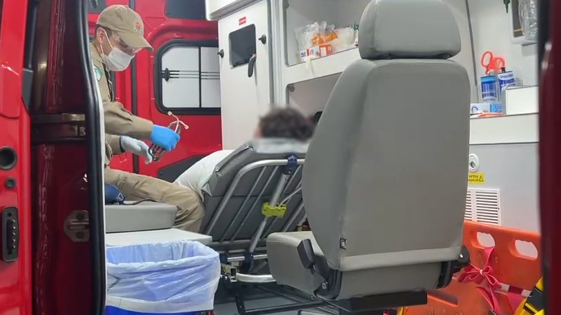 Adolescente fica ferido após colisão entre scooter e pick-up em Cascavel