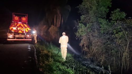 Incêndio mobiliza equipes do Corpo de Bombeiros até a BR-369, em Cascavel Imagem referente a Incêndio mobiliza equipes do Corpo de Bombeiros até a BR-369, em Cascavel