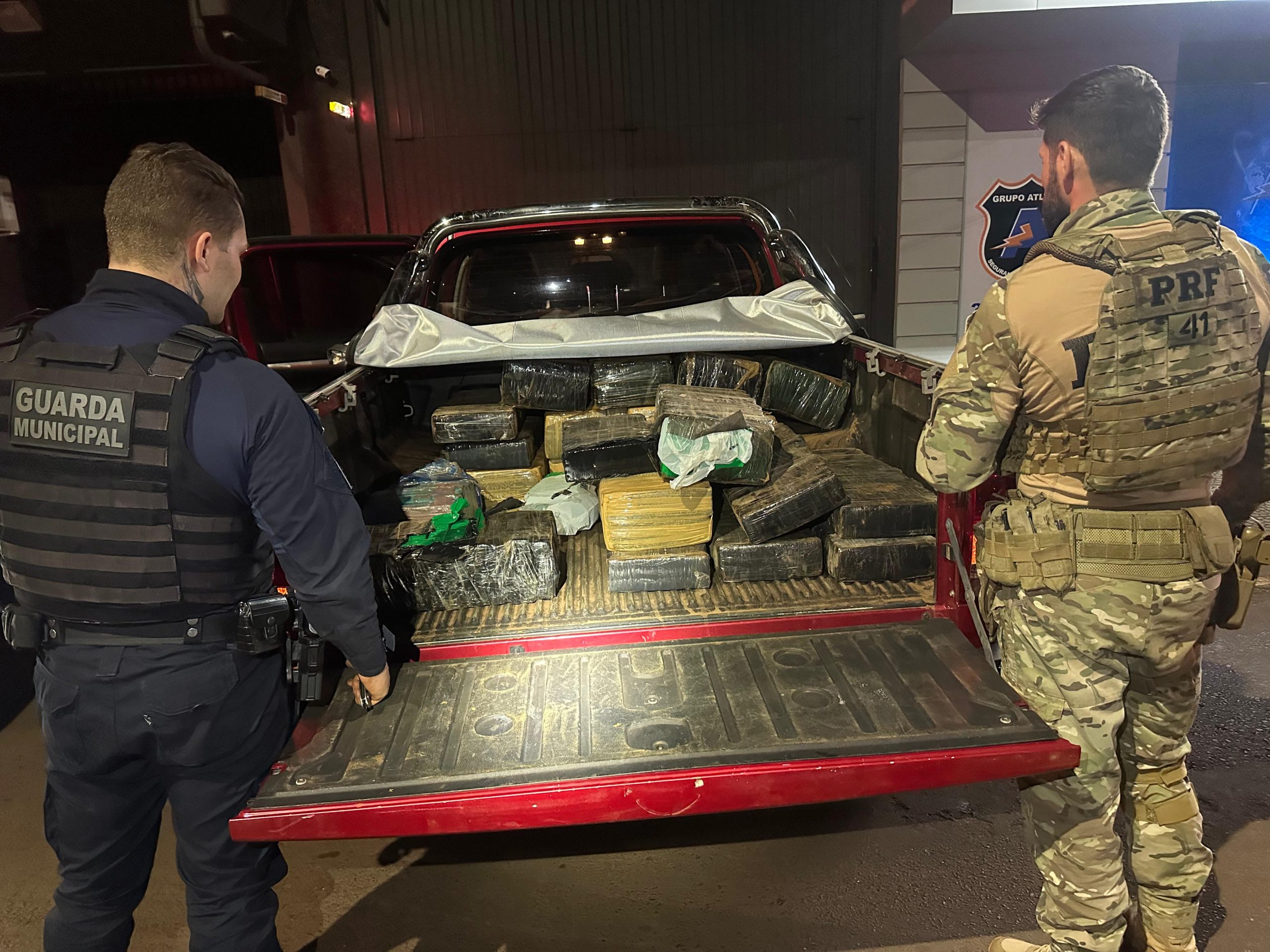 Hilux recheada: PRF e GM de Cascavel apreendem meia tonelada de maconha em ação integrada