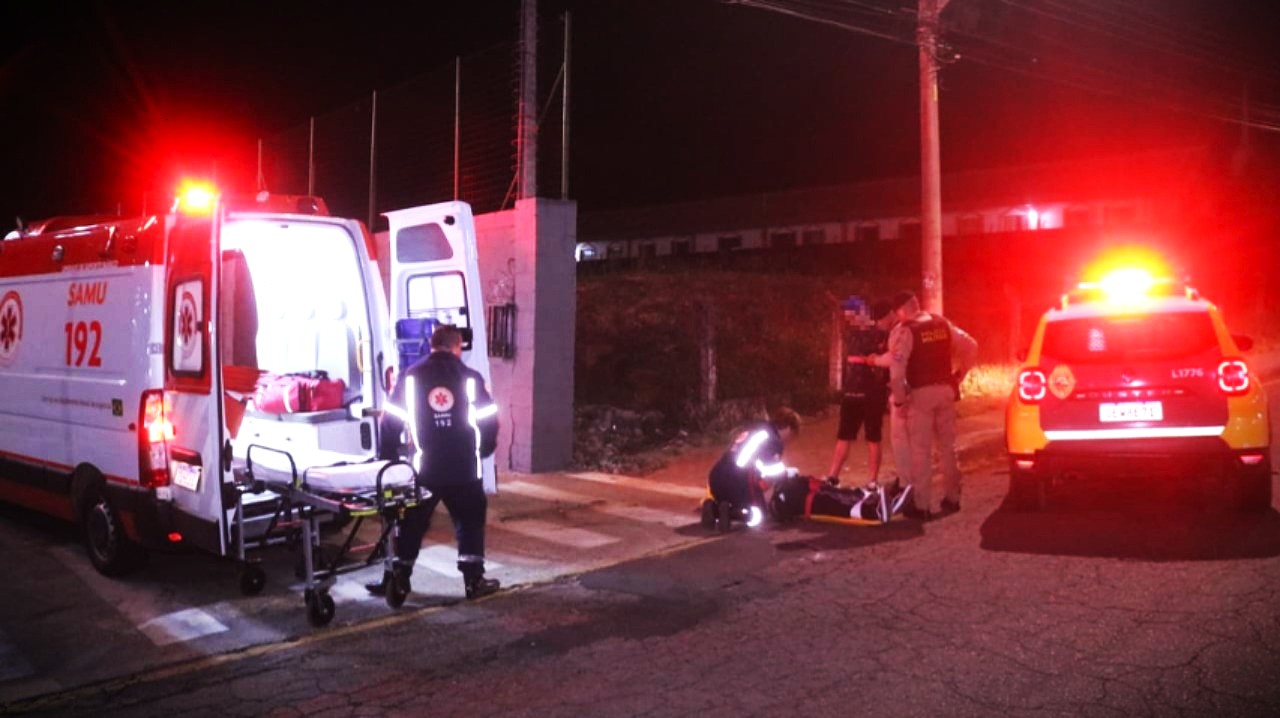 Homem finge atropelamento após capotar carro e PM desmascara farsa