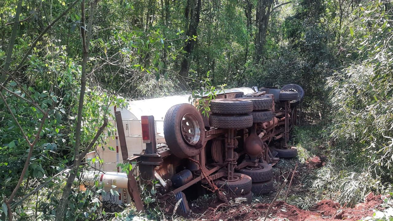Caminhão tomba na PR-364 em Palotina e motorista sai ileso
