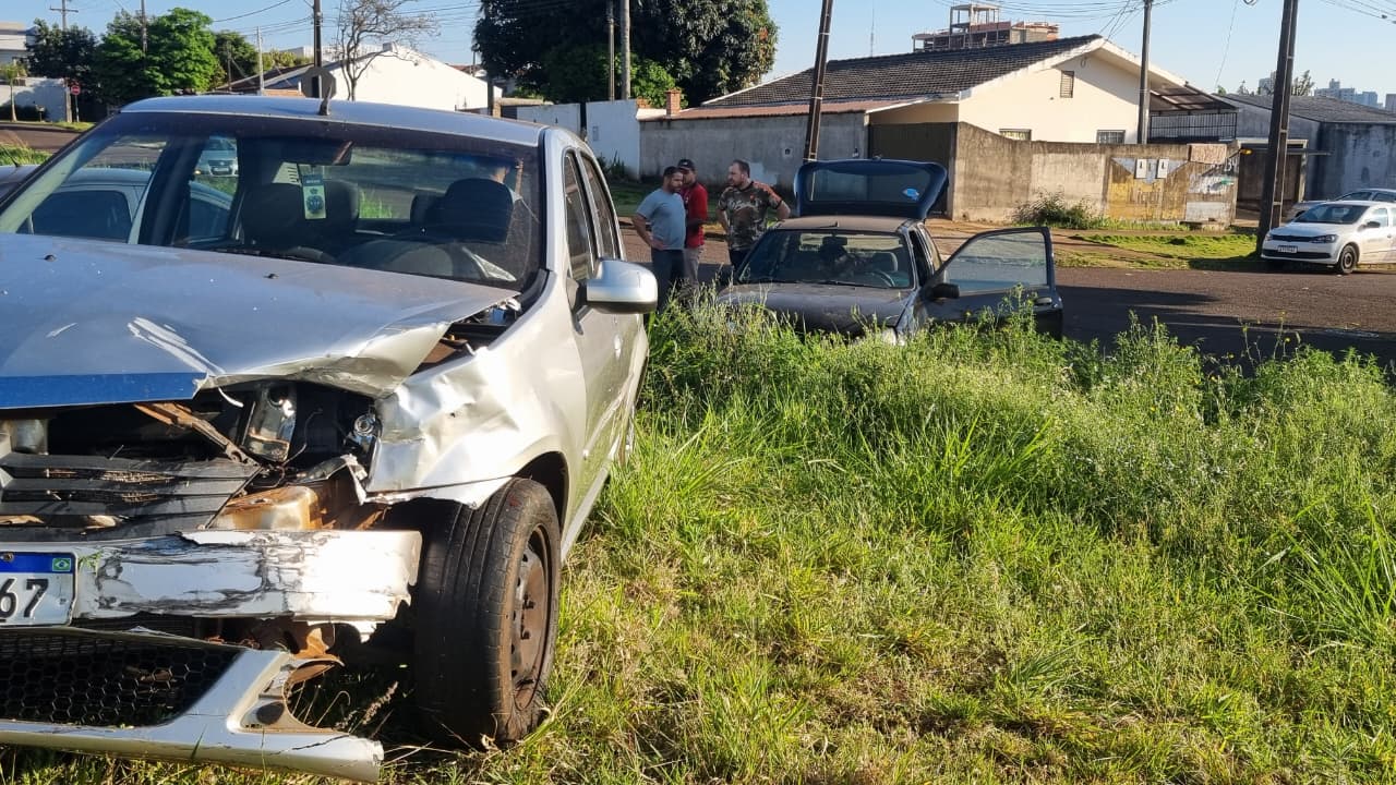 Logan vai parar dentro de lote após colisão no Pioneiros Catarinenses