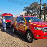 Imagem referente a Com forte contusão no tórax, jovem é socorrido pelo Siate após colisão entre carro e moto no Parque Verde
