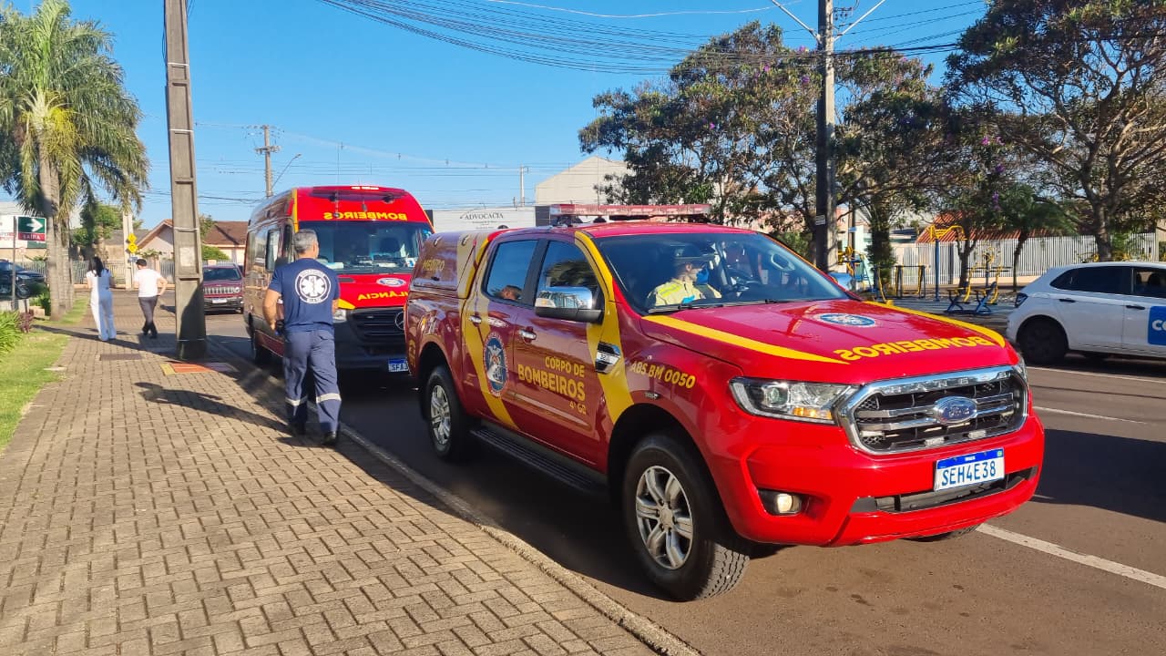Com forte contusão no tórax, jovem é socorrido pelo Siate após colisão entre carro e moto no Parque Verde