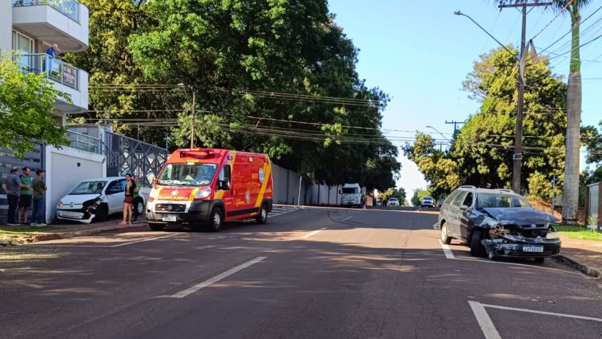 Forte colisão entre Up e Palio Weekend mobiliza Siate em Cascavel