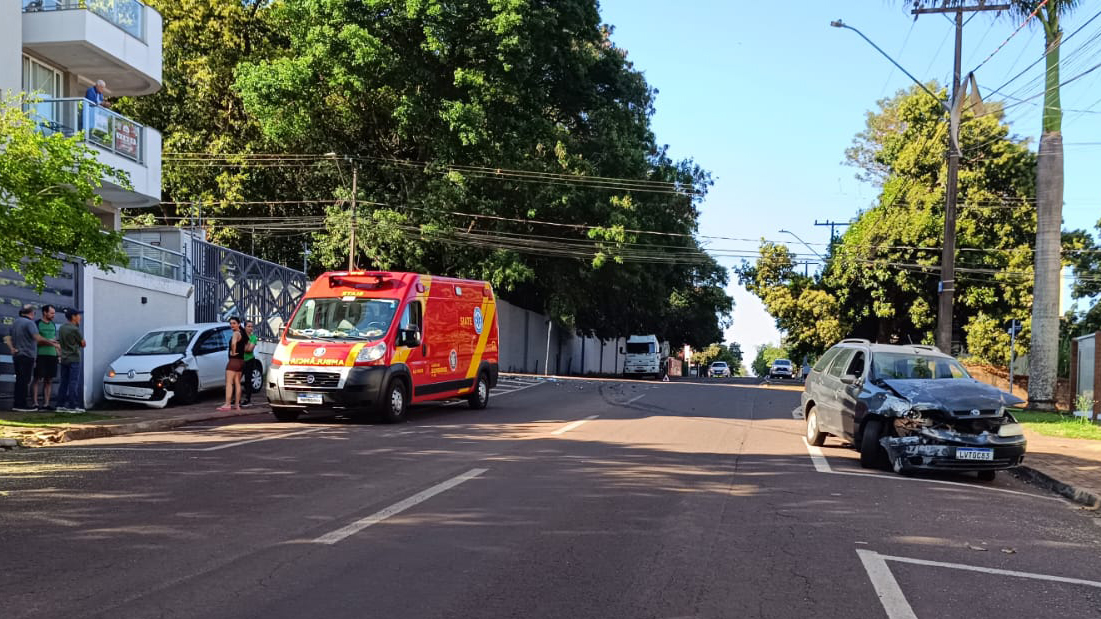 Forte colisão entre Up e Palio Weekend mobiliza Siate em Cascavel