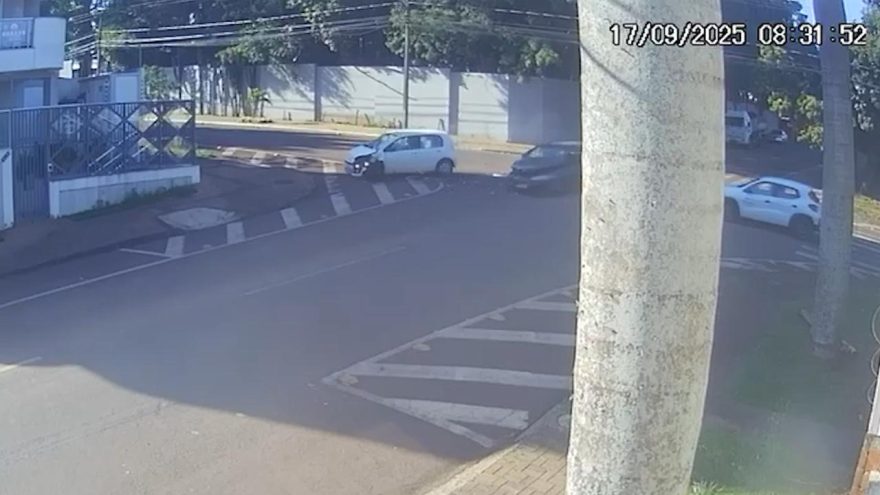 Câmera registra forte colisão entre Up e Palio Weekend em Cascavel