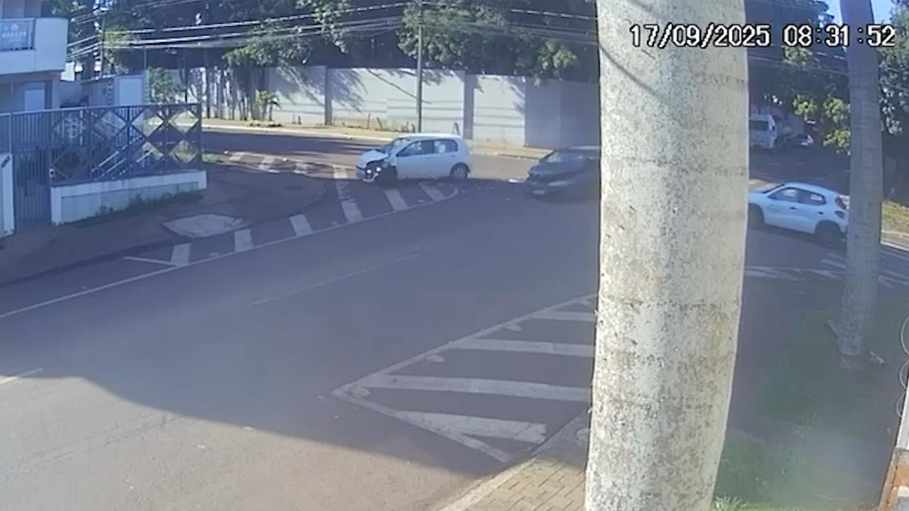Câmera registra forte colisão entre Up e Palio Weekend em Cascavel