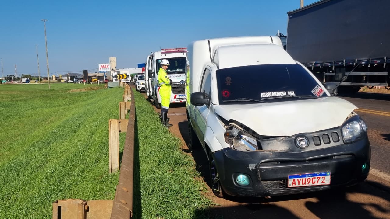 Strada e caminhão batem na BR-277 e deixam fluxo lento nas imediações do Trevo do Guarujá