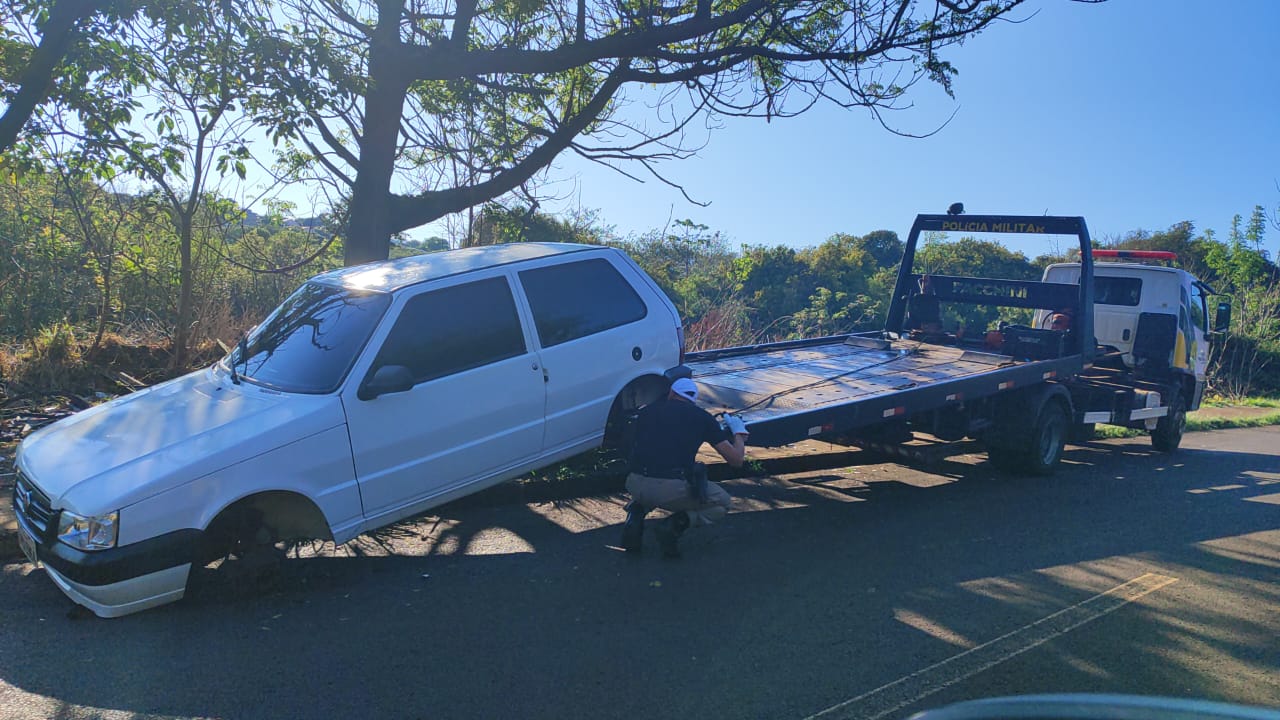 Fiat Uno furtado é recuperado pela PM no Santa Cruz