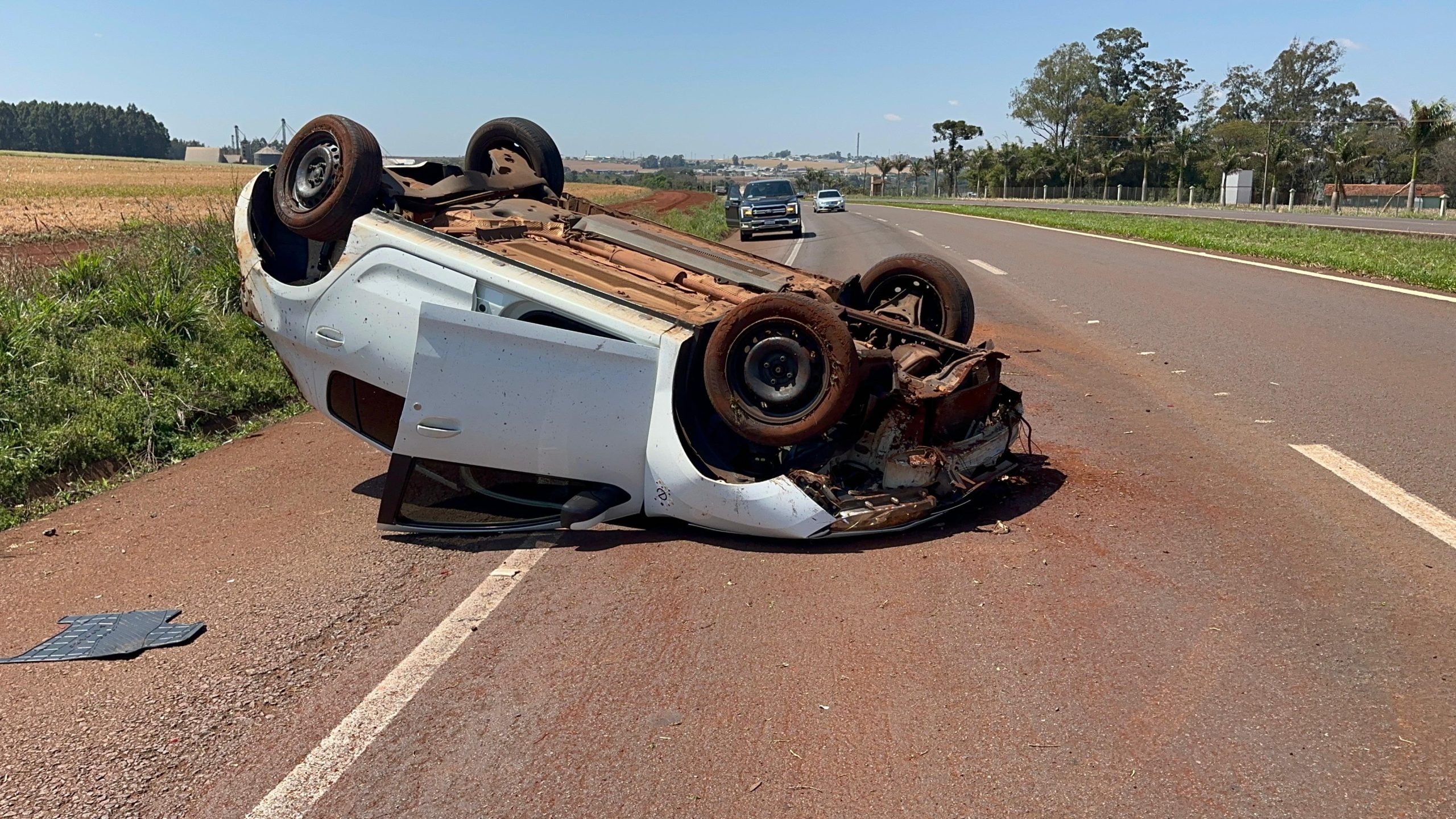 Carro capota na BR-467, entre Cascavel e Toledo