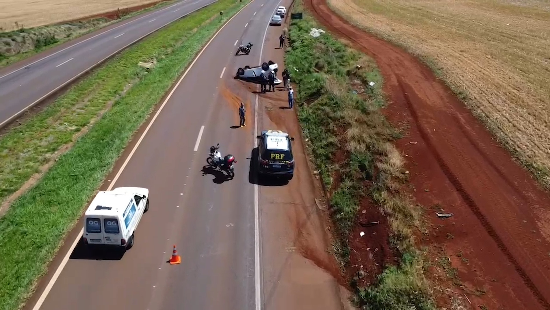 Imagens aéreas mostram trajeto realizado por carro durante capotamento na BR-467