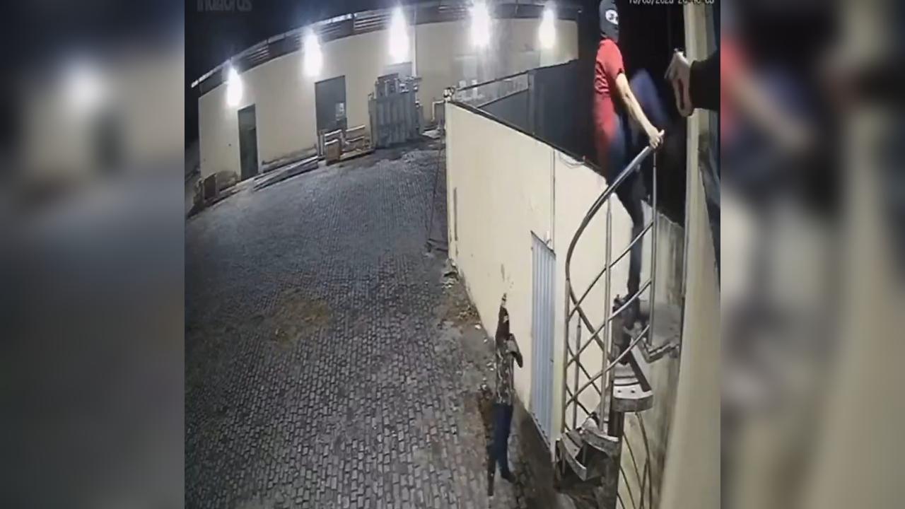Vigilante armado reage a assalto em galpão e dois bandidos morrem