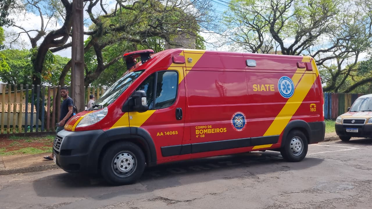 Idosa machuca o nariz ao tropeçar e cair na calçada