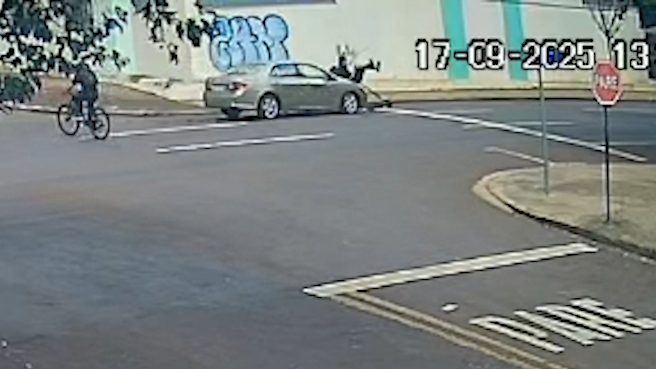 Câmera flagra Corolla atingindo patinete e deixando jovem ferido na rua Antonina