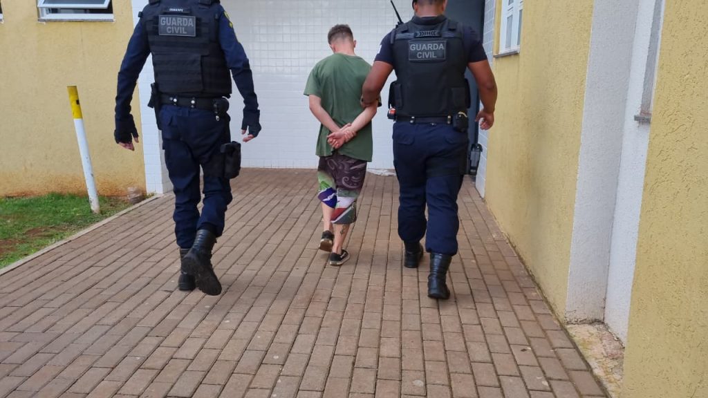 Homem de bicicleta dentro do Terminal Oeste é flagrado com crack