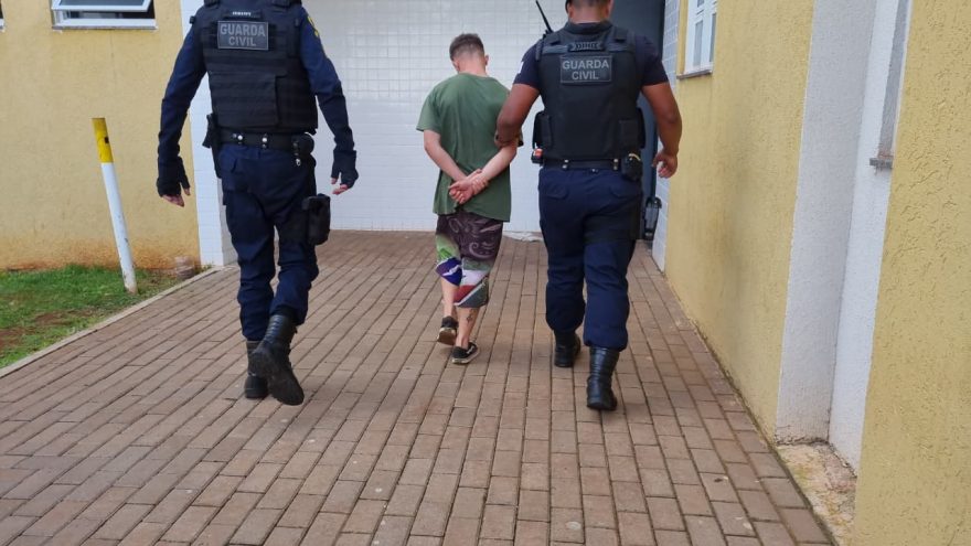 Homem de bicicleta dentro do Terminal Oeste é flagrado com crack