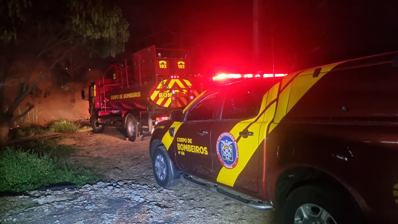 Matagal perto de residência pega fogo no Brasmadeira e Bombeiros são chamados