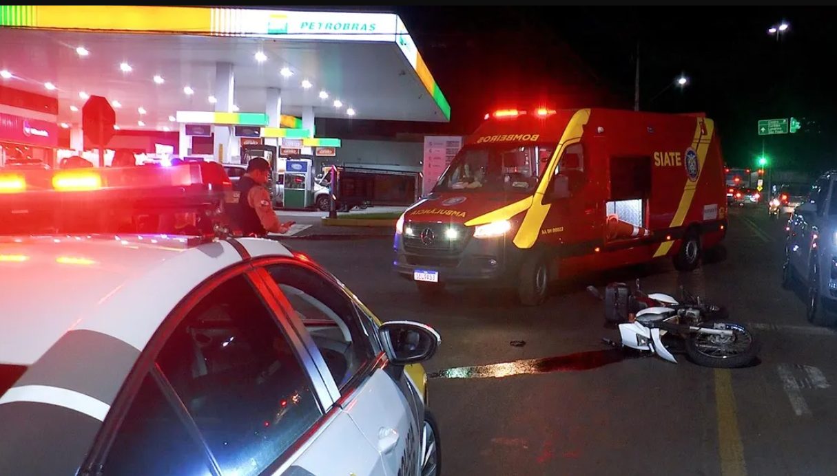 Motorista foge após acidente entre carro e moto; Vítima foi socorrida pelo Siate