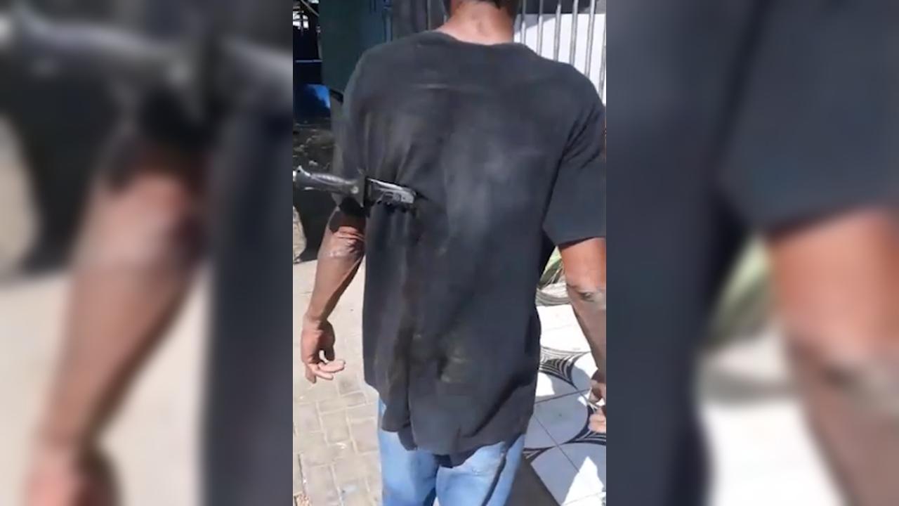 "Seu Madruga" sai passeando com faca cravada nas costas e vídeo viraliza