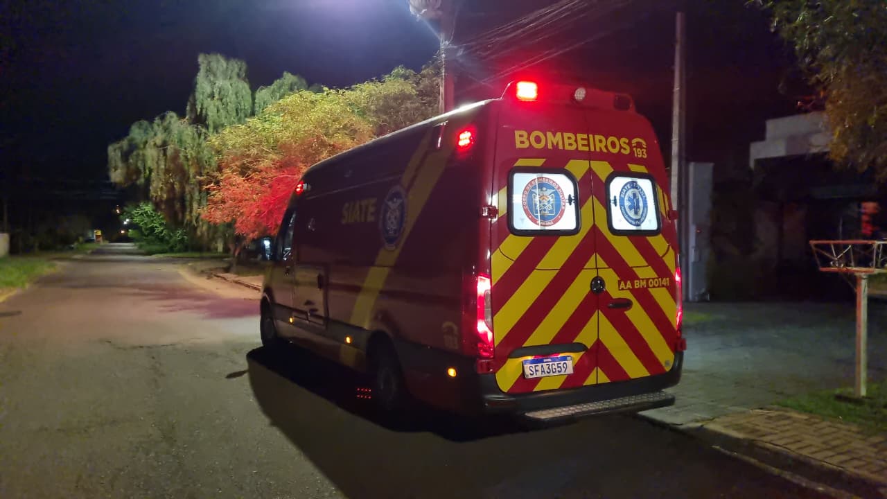 Idosa de 88 anos fica ferida ao cair da cama em residência no bairro Country