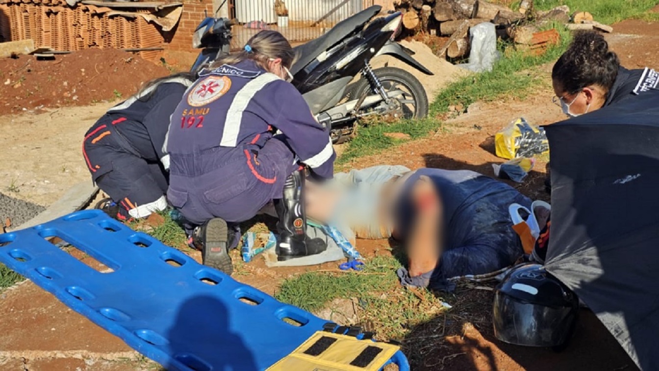 Motociclista avança preferencial, causa acidente e foge sem ajudar vítima em Campo Mourão