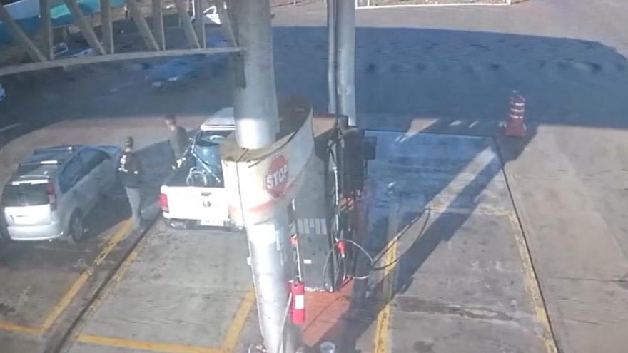 Câmeras flagram momento em que homem é atropelado em posto de combustíveis de Santa Tereza do Oeste