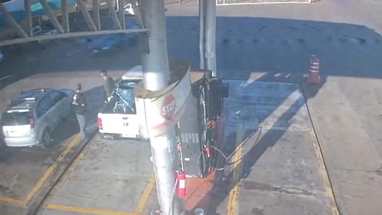 Câmeras flagram momento em que homem é atropelado em posto de combustíveis de Santa Tereza do Oeste Câmeras flagram momento em que homem é atropelado em posto de combustíveis de Santa Tereza do Oeste