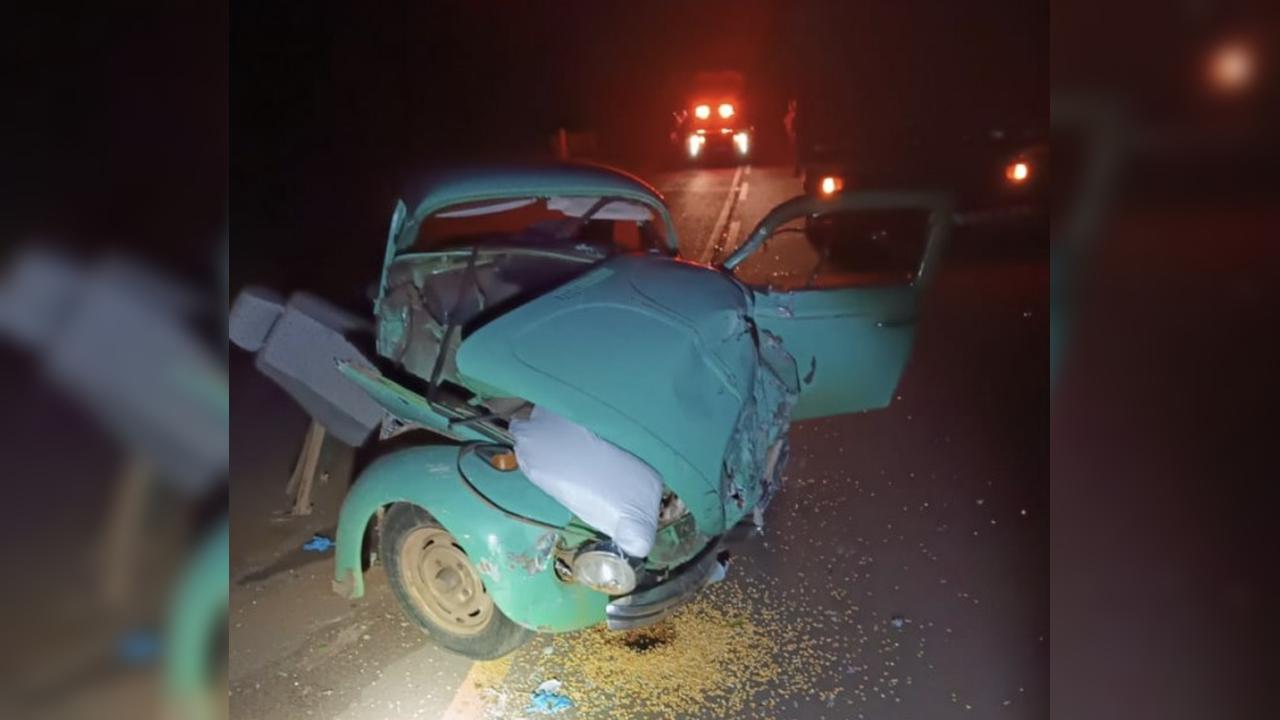 Fusca fica destruído e motorista morre após colisão com caminhão em Anchieta Fusca fica destruído e motorista morre após colisão com caminhão em Anchieta