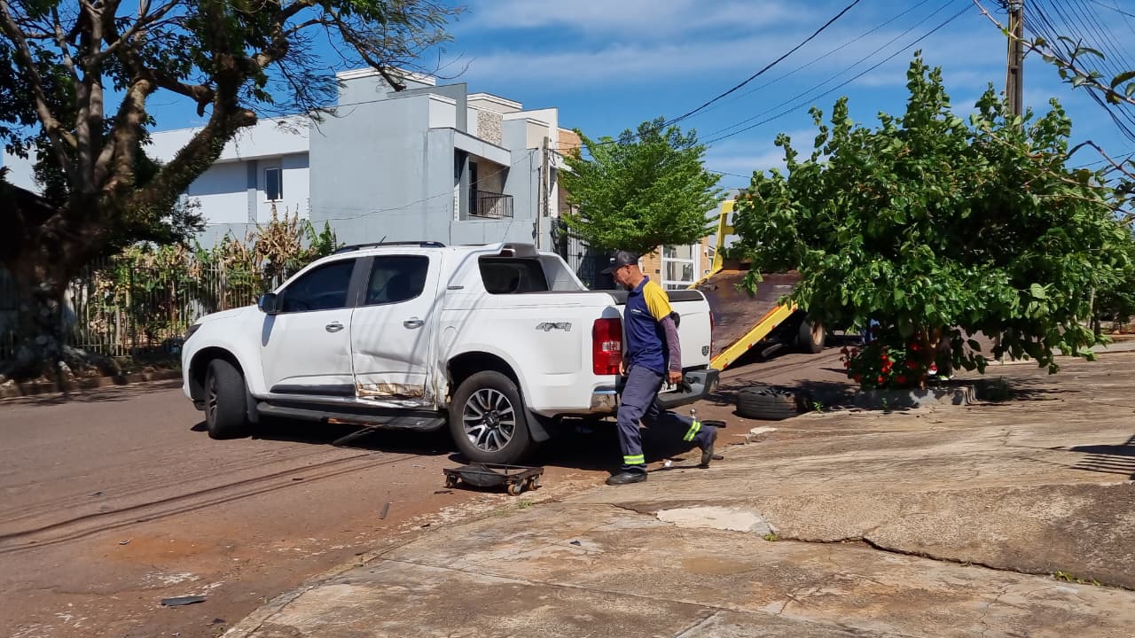 Caminhonete e carro se envolvem em acidente no Bairro Neva Caminhonete e carro se envolvem em acidente no Bairro Neva