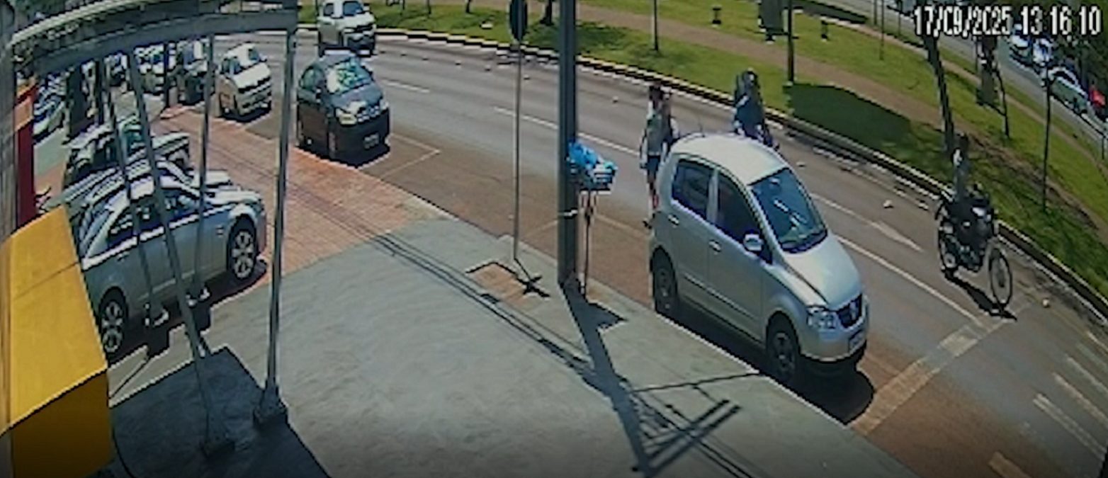 Veja o vídeo da pessoa que foi atropelada fora da faixa de pedestres na Avenida Brasil Veja o vídeo da pessoa que foi atropelada fora da faixa de pedestres na Avenida Brasil