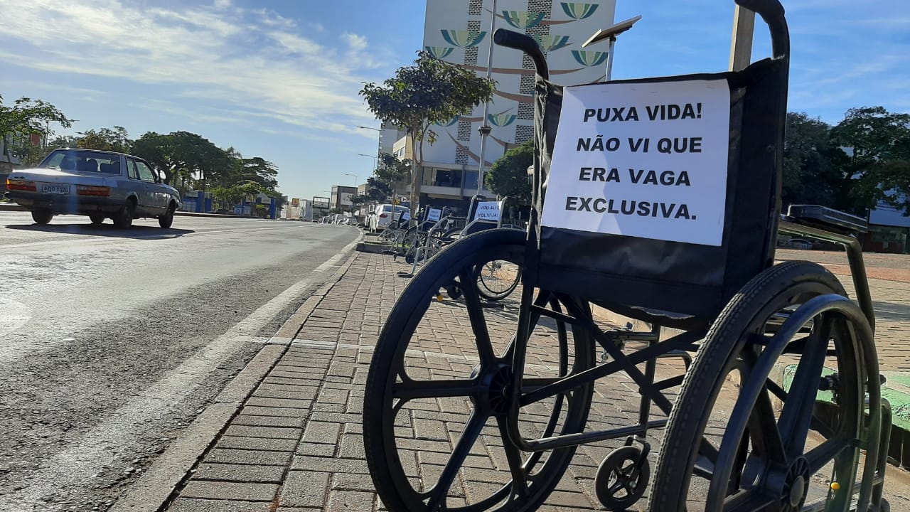 Cadeiras de rodas ocupam vagas para mostrar desrespeito no trânsito da cidade Cadeiras de rodas ocupam vagas para mostrar desrespeito no trânsito da cidade