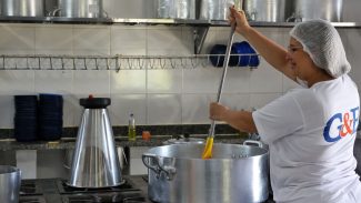 Ceará sanciona lei que zera ultraprocessados na merenda até 2027