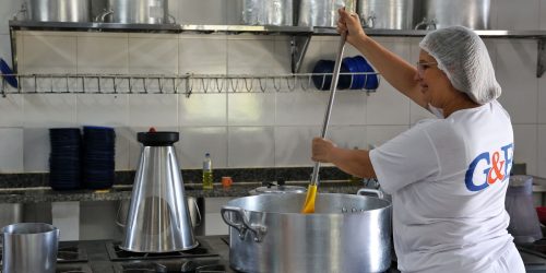 Imagem referente a Ceará sanciona lei que zera ultraprocessados na merenda até 2027