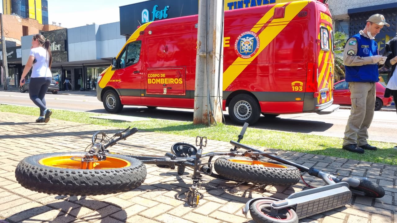 Bicicleta e patinete se envolvem em colisão na Avenida Brasil e mulher fica ferida Bicicleta e patinete se envolvem em colisão na Avenida Brasil e mulher fica ferida