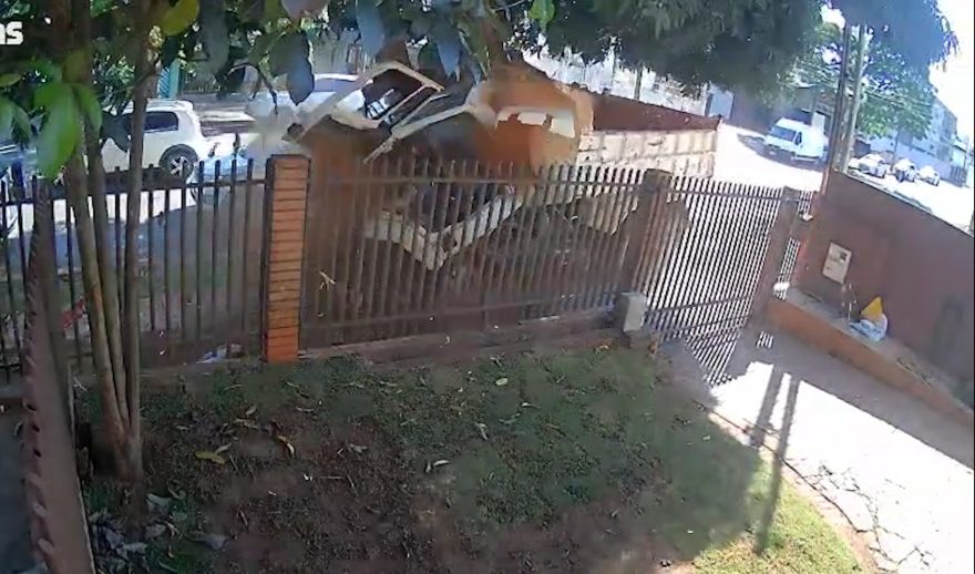 Vídeo mostra violenta colisão de caminhão contra árvore no Centro de Cascavel