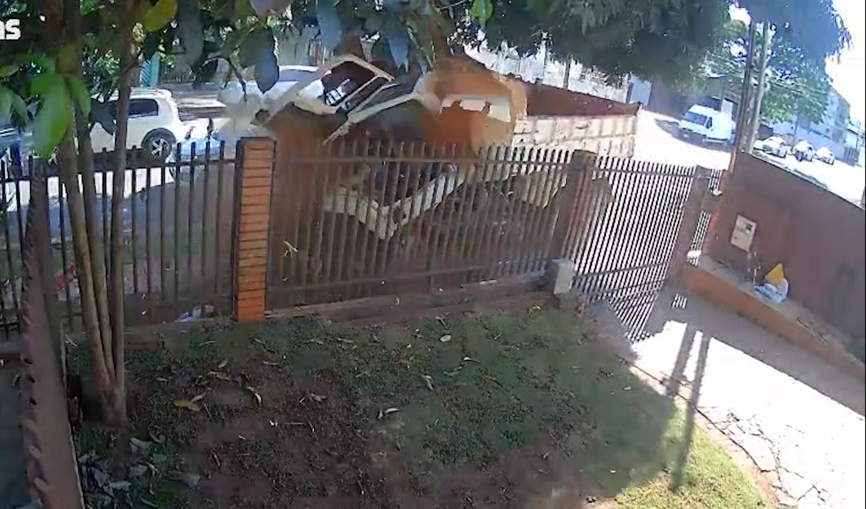 Vídeo mostra violenta colisão de caminhão contra árvore no Centro de Cascavel Vídeo mostra violenta colisão de caminhão contra árvore no Centro de Cascavel